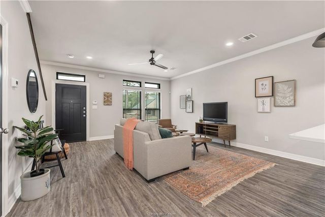 405 Aurora Court, College Station, TX 77840