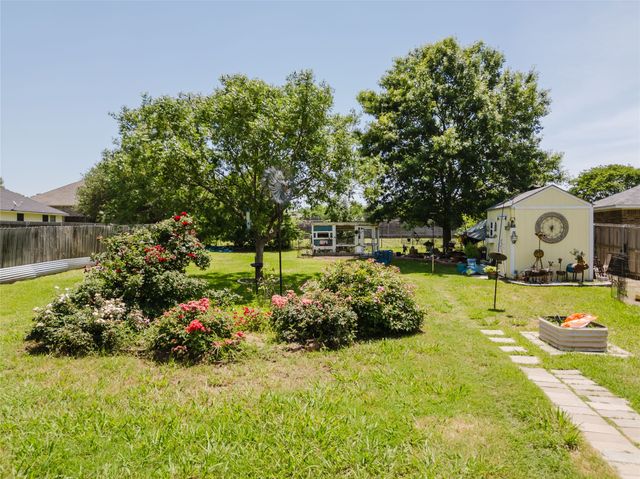 1003 E Burnett Street, Ennis, TX 75119