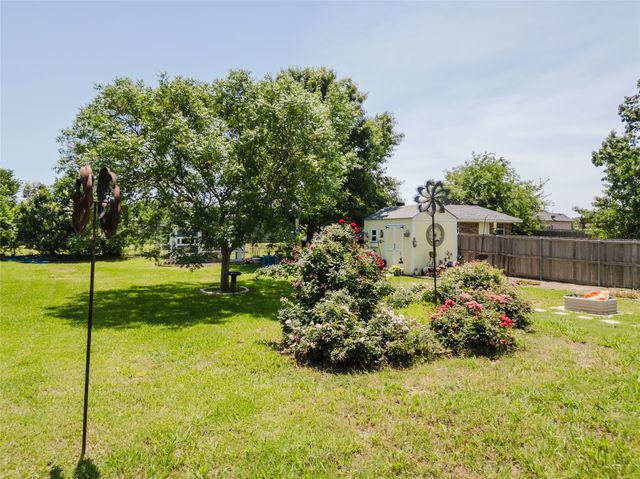 1003 E Burnett Street, Ennis, TX 75119