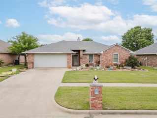 1003 E Burnett Street, Ennis, TX 75119