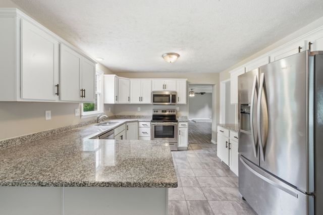 305 Cainridge Dr, Clarksville, TN 37040
