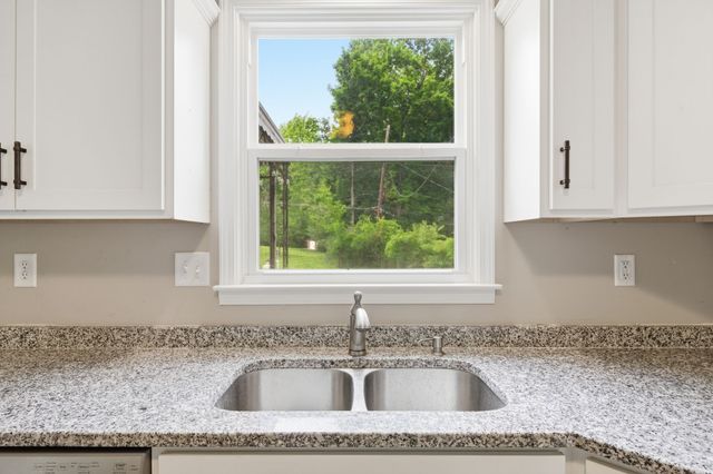305 Cainridge Dr, Clarksville, TN 37040