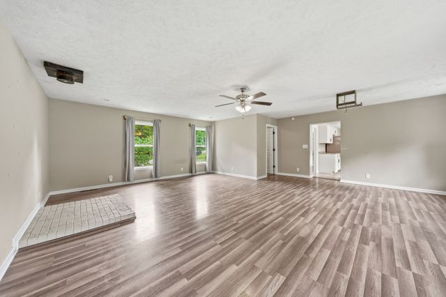 305 Cainridge Dr, Clarksville, TN 37040