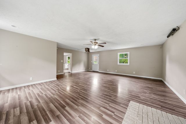 305 Cainridge Dr, Clarksville, TN 37040
