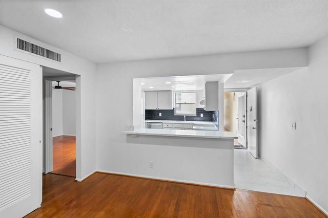 2540 BOUNDBROOK Boulevard 110, Palm Springs, FL 33406