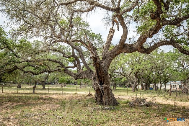 132 Roemer Lane, Floresville, TX 78114