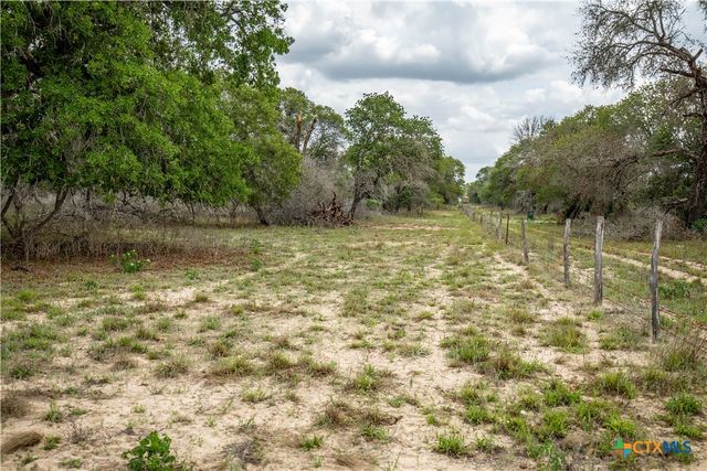 132 Roemer Lane, Floresville, TX 78114