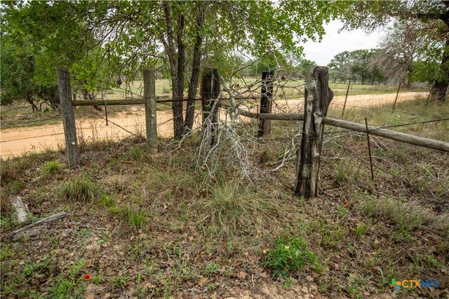 132 Roemer Lane, Floresville, TX 78114