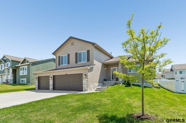 17009 Huntington Avenue, Omaha, NE 68116