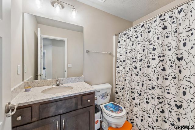 17009 Huntington Avenue, Omaha, NE 68116