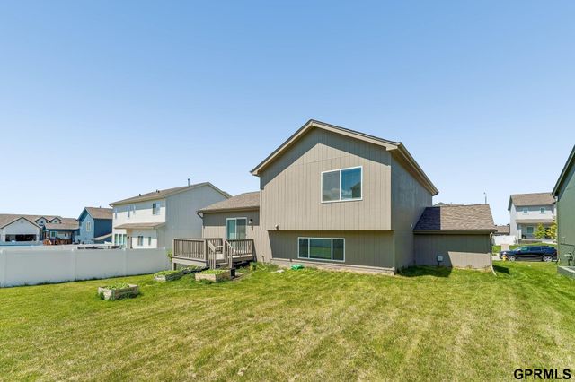 17009 Huntington Avenue, Omaha, NE 68116