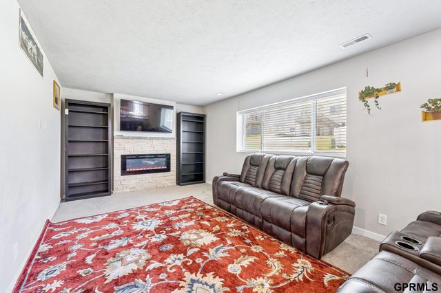 17009 Huntington Avenue, Omaha, NE 68116