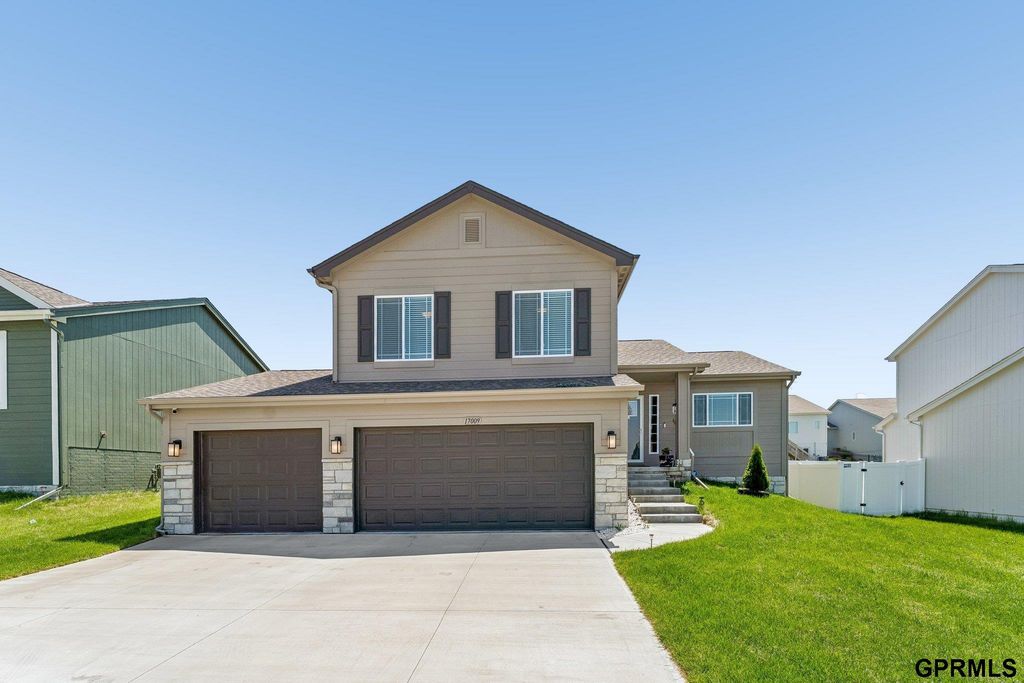17009 Huntington Avenue, Omaha, NE 68116