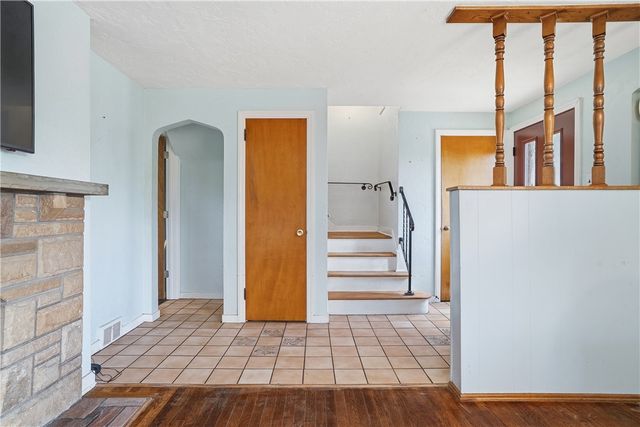 1107 Girard Rd, Whitehall, PA 15227