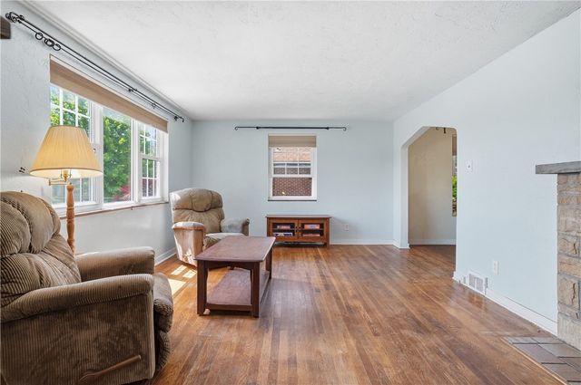 1107 Girard Rd, Whitehall, PA 15227