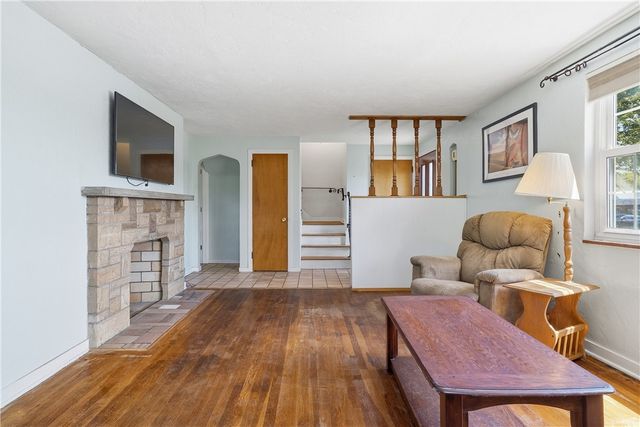 1107 Girard Rd, Whitehall, PA 15227