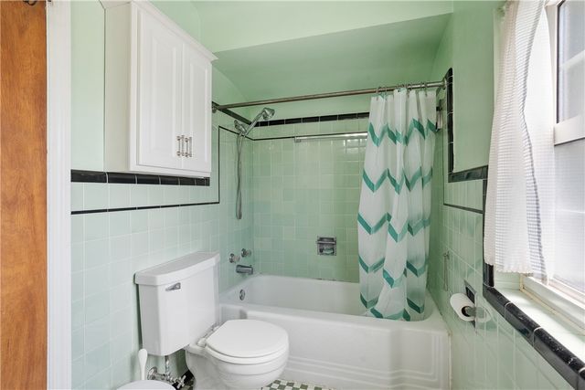 1107 Girard Rd, Whitehall, PA 15227