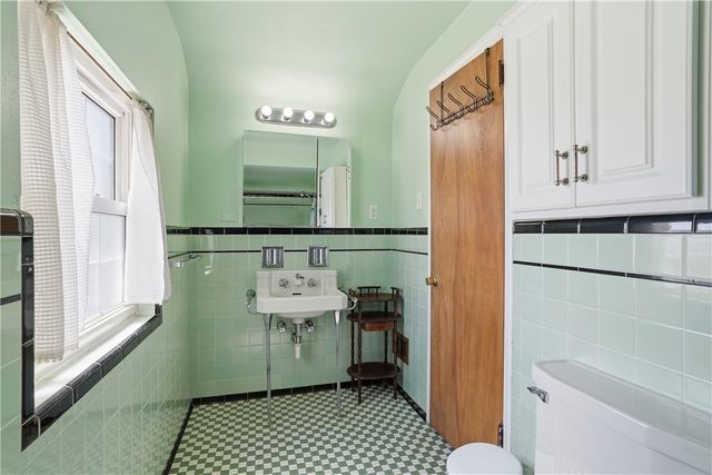 1107 Girard Rd, Whitehall, PA 15227