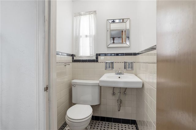 1107 Girard Rd, Whitehall, PA 15227