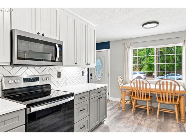 406 E MISSION Dr, Newberg, OR 97132