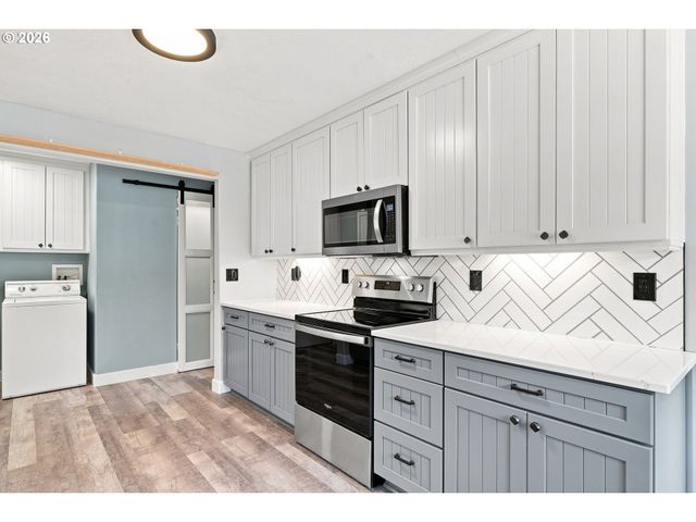 406 E MISSION Dr, Newberg, OR 97132