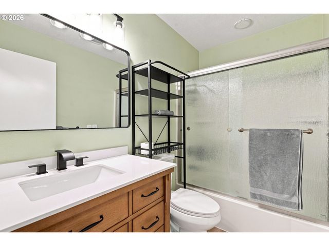 406 E MISSION Dr, Newberg, OR 97132