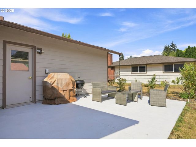 406 E MISSION Dr, Newberg, OR 97132