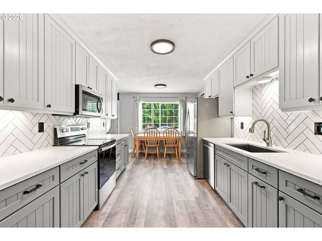 406 E MISSION Dr, Newberg, OR 97132