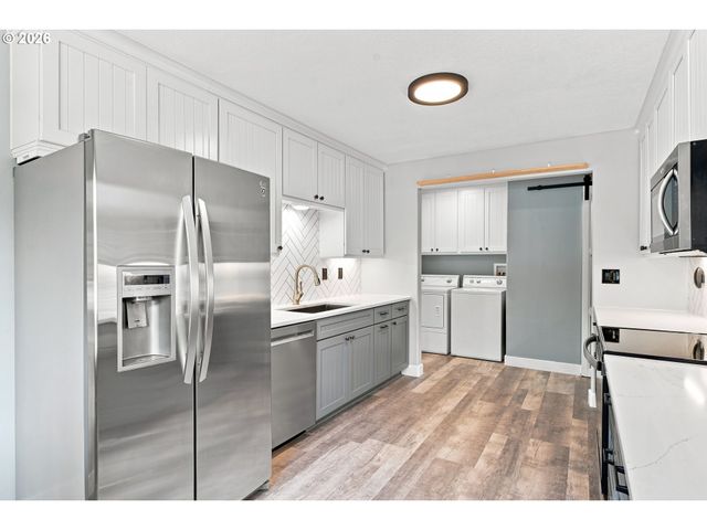 406 E MISSION Dr, Newberg, OR 97132