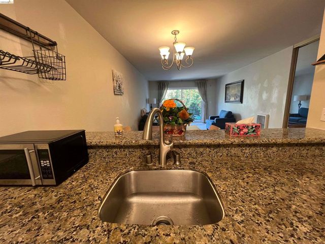 625 El Dorado Ave 204, Oakland, CA 94611