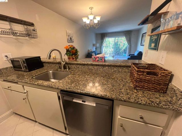 625 El Dorado Ave 204, Oakland, CA 94611