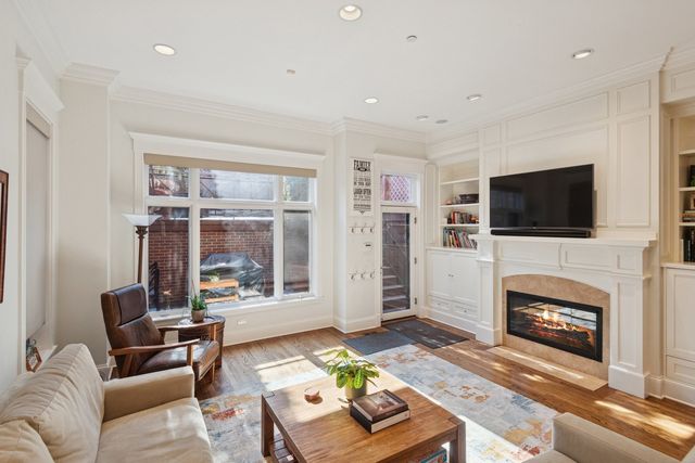 1039 W Altgeld Street, Chicago, IL 60614