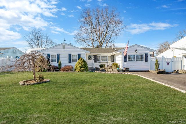 28 Pamela Lane, Selden, NY 11784