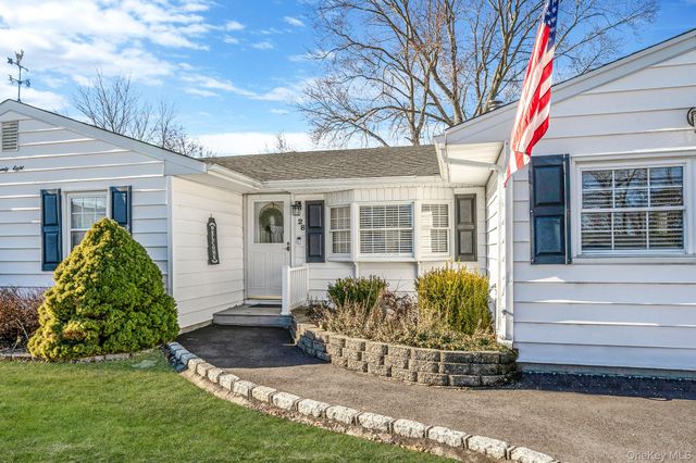 28 Pamela Lane, Selden, NY 11784