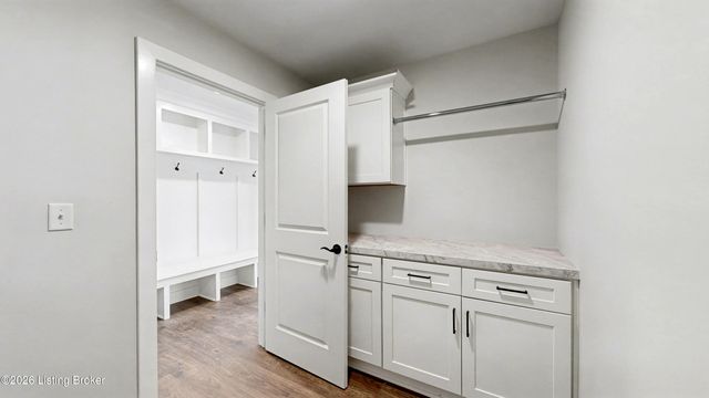 10400 Martinside Dr, Louisville, KY 40291