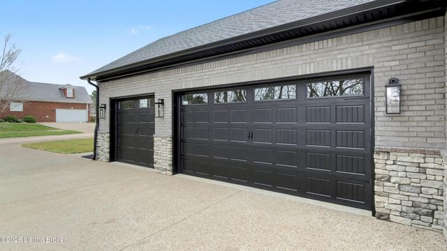 10400 Martinside Dr, Louisville, KY 40291