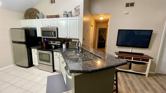 132 Cotton Drive, Lake Jackson, TX 77566