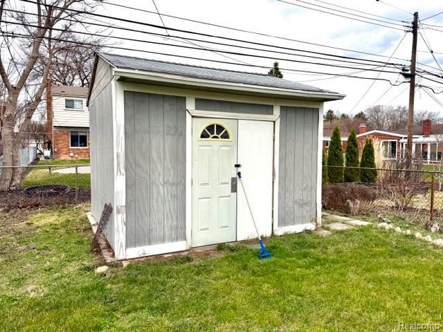2123 Common Road, Warren, MI 48092
