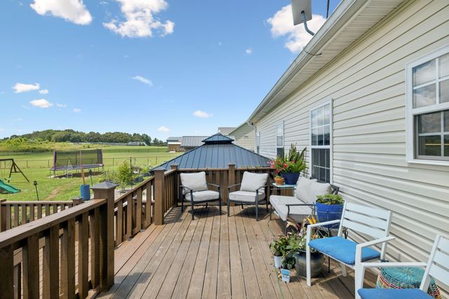 948 Goslin Branch Rd, Burns, TN 37029