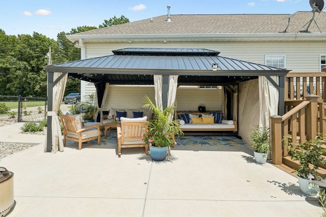 948 Goslin Branch Rd, Burns, TN 37029