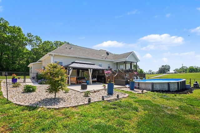 948 Goslin Branch Rd, Burns, TN 37029