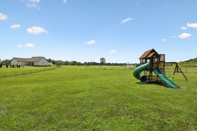 948 Goslin Branch Rd, Burns, TN 37029