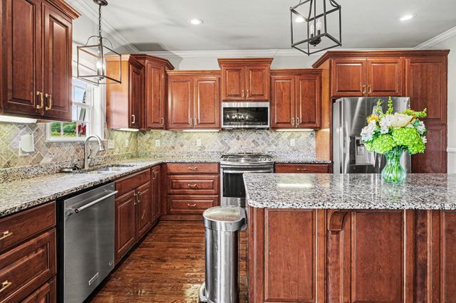 948 Goslin Branch Rd, Burns, TN 37029