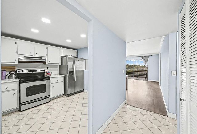 10466 Sunrise Lakes Boulevard 312, Sunrise, FL 33322
