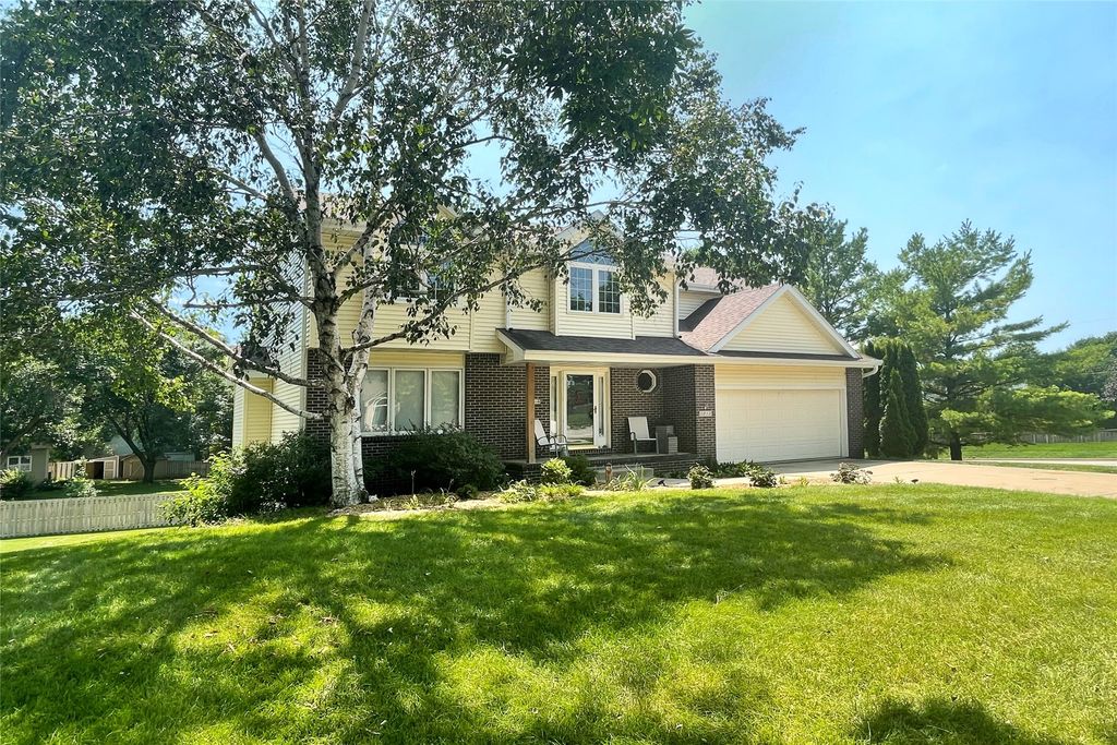 5912 Brookview Drive, West Des Moines, IA 50266