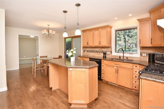 1325 Royal Crescent Street, Rochester Hills, MI 48306