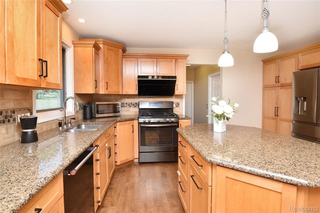 1325 Royal Crescent Street, Rochester Hills, MI 48306