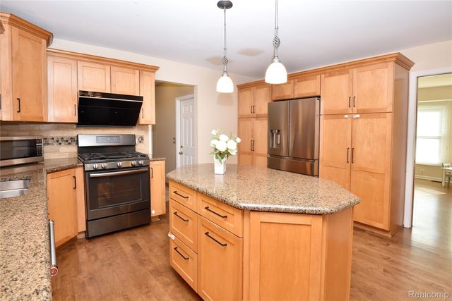 1325 Royal Crescent Street, Rochester Hills, MI 48306