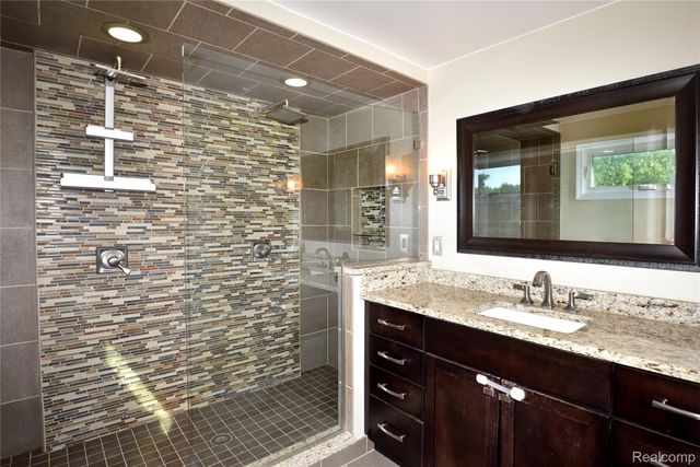 1325 Royal Crescent Street, Rochester Hills, MI 48306