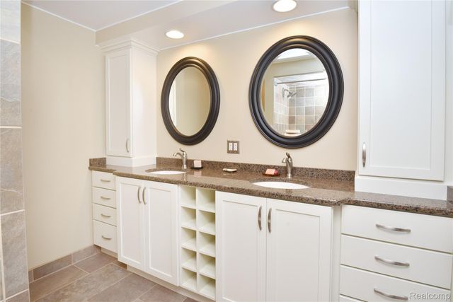 1325 Royal Crescent Street, Rochester Hills, MI 48306
